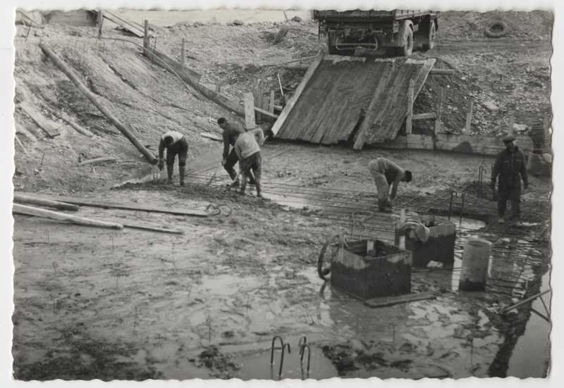 Fiume Isonzo, Gorizia. Opere di sbarramento in costruzione. Particolare dello scavo